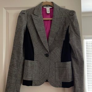 Diane con Furstenberg houndstooth blazer.